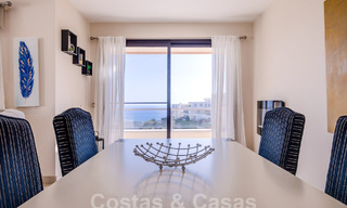 Moderno ático en venta con vistas panorámicas al mar, en un complejo de lujo de Los Monteros, Marbella 58279 