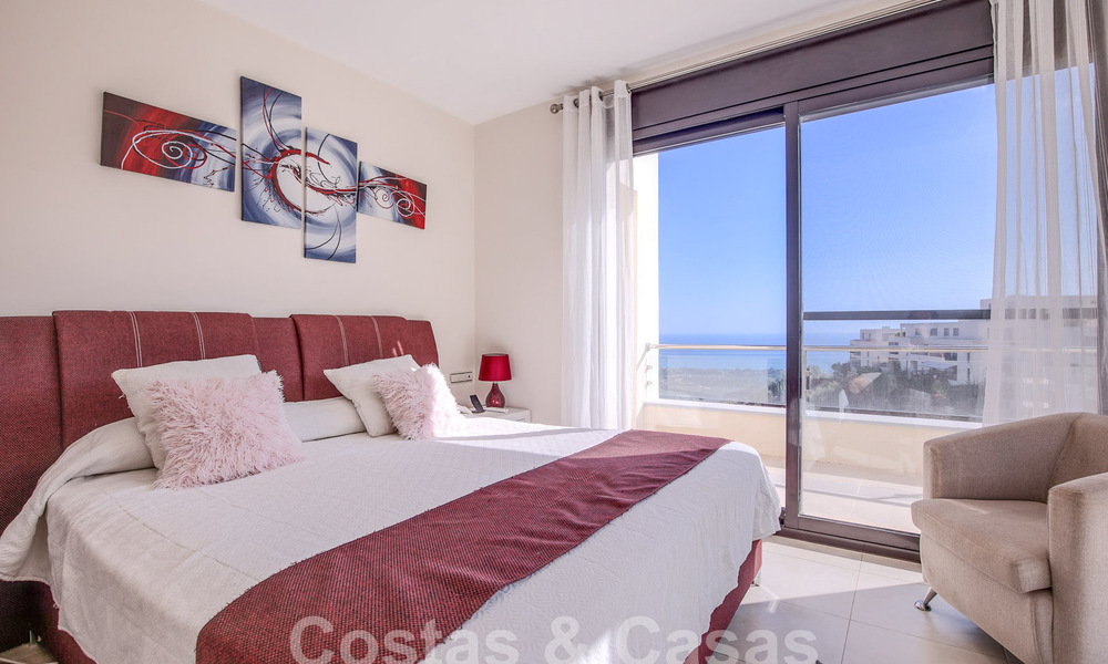 Moderno ático en venta con vistas panorámicas al mar, en un complejo de lujo de Los Monteros, Marbella 58286