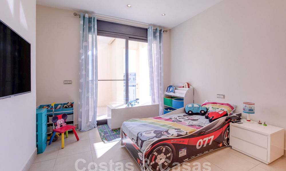 Moderno ático en venta con vistas panorámicas al mar, en un complejo de lujo de Los Monteros, Marbella 58289