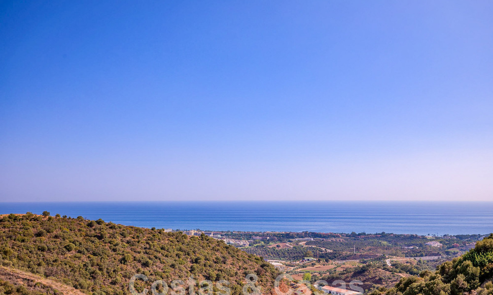 Moderno ático en venta con vistas panorámicas al mar, en un complejo de lujo de Los Monteros, Marbella 58292