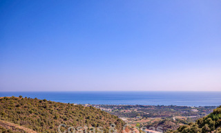 Moderno ático en venta con vistas panorámicas al mar, en un complejo de lujo de Los Monteros, Marbella 58292 