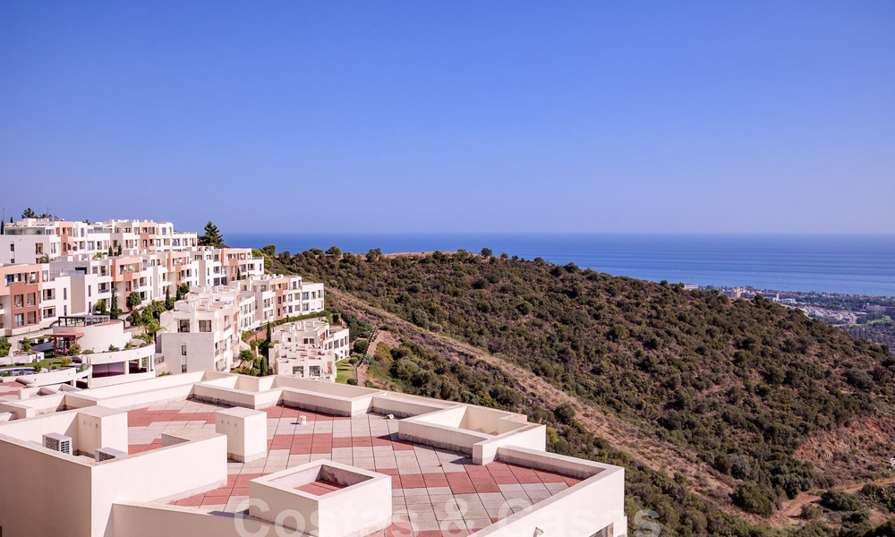 Moderno ático en venta con vistas panorámicas al mar, en un complejo de lujo de Los Monteros, Marbella 58293