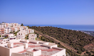 Moderno ático en venta con vistas panorámicas al mar, en un complejo de lujo de Los Monteros, Marbella 58293 