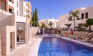 Moderno ático en venta con vistas panorámicas al mar, en un complejo de lujo de Los Monteros, Marbella 58294 