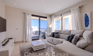 Moderno ático en venta con vistas panorámicas al mar, en un complejo de lujo de Los Monteros, Marbella 58299 