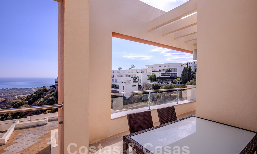Moderno ático en venta con vistas panorámicas al mar, en un complejo de lujo de Los Monteros, Marbella 58300