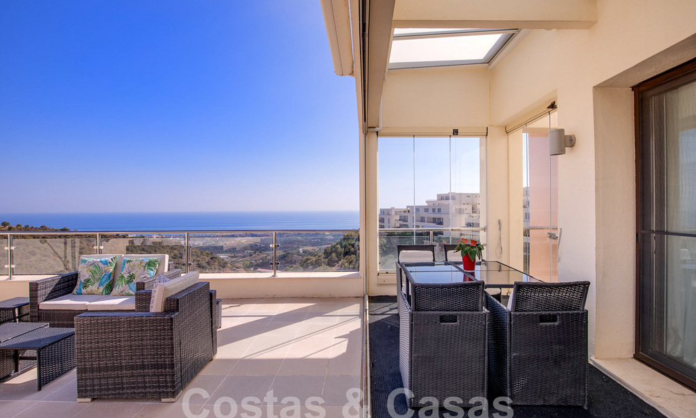 Moderno ático en venta con vistas panorámicas al mar, en un complejo de lujo de Los Monteros, Marbella 58301