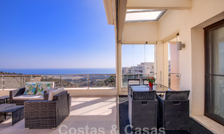 Moderno ático en venta con vistas panorámicas al mar, en un complejo de lujo de Los Monteros, Marbella 58301 