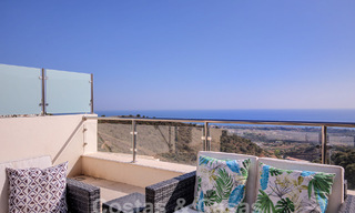 Moderno ático en venta con vistas panorámicas al mar, en un complejo de lujo de Los Monteros, Marbella 58302 