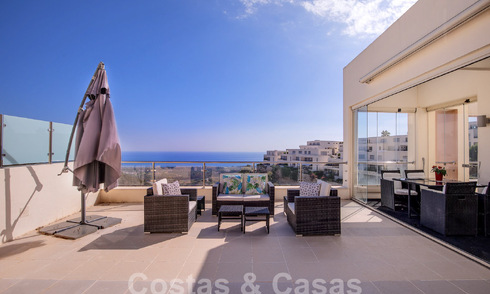 Moderno ático en venta con vistas panorámicas al mar, en un complejo de lujo de Los Monteros, Marbella 58303