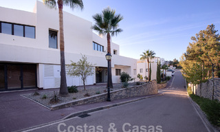 Moderno ático en venta con vistas panorámicas al mar, en un complejo de lujo de Los Monteros, Marbella 58304 