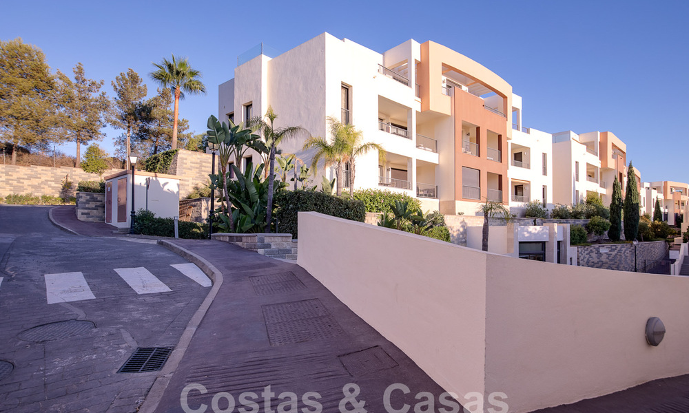 Moderno ático en venta con vistas panorámicas al mar, en un complejo de lujo de Los Monteros, Marbella 58305