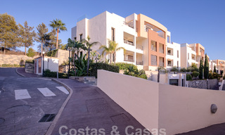 Moderno ático en venta con vistas panorámicas al mar, en un complejo de lujo de Los Monteros, Marbella 58305 