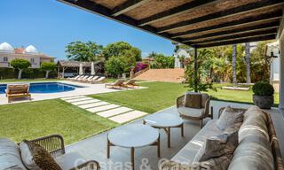 Encantadora villa de lujo en venta con un estilo arquitectónico tradicional, mediterráneo en la Nueva Milla de Oro entre Marbella y Estepona 57803 