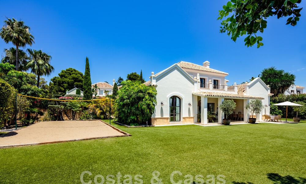 Encantadora villa de lujo en venta con un estilo arquitectónico tradicional, mediterráneo en la Nueva Milla de Oro entre Marbella y Estepona 57808