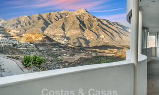 Prestigioso apartamento de lujo en venta con vistas panorámicas al mar, golf y montaña en Marbella - Benahavis 58421 