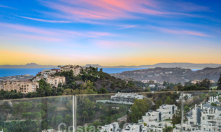 Prestigioso apartamento de lujo en venta con vistas panorámicas al mar, golf y montaña en Marbella - Benahavis 58438 