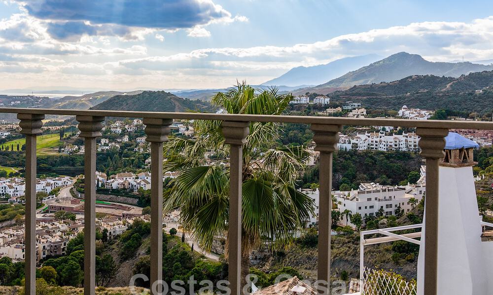 Ático en venta con vistas panorámicas al mar en las colinas de Marbella - Benahavis 58006