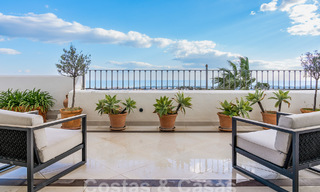 Ático en venta con vistas panorámicas al mar en las colinas de Marbella - Benahavis 58020 
