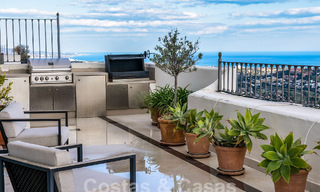 Ático en venta con vistas panorámicas al mar en las colinas de Marbella - Benahavis 58021 