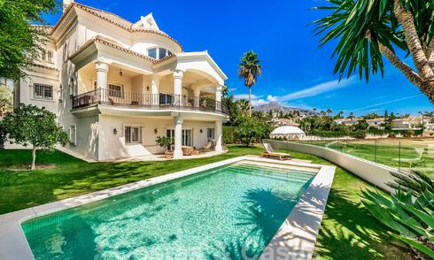 Villa de lujo con arquitectura tradicional en venta, situada en primera línea de golf en Nueva Andalucia, Marbella 58139