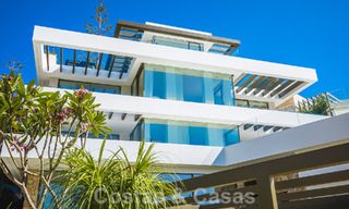 Villa de lujo de diseño en venta en exclusivo complejo cerrado en primera línea de golf con vistas panorámicas en La Quinta, Marbella - Benahavis 59067 