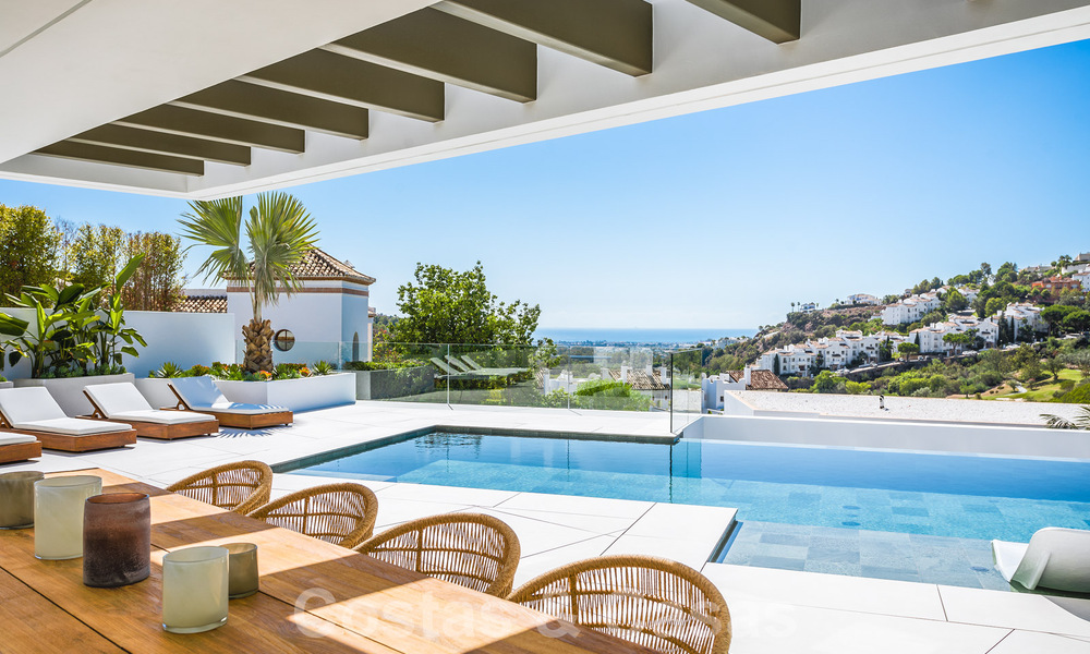 Villa de lujo de diseño en venta en exclusivo complejo cerrado en primera línea de golf con vistas panorámicas en La Quinta, Marbella - Benahavis 59069
