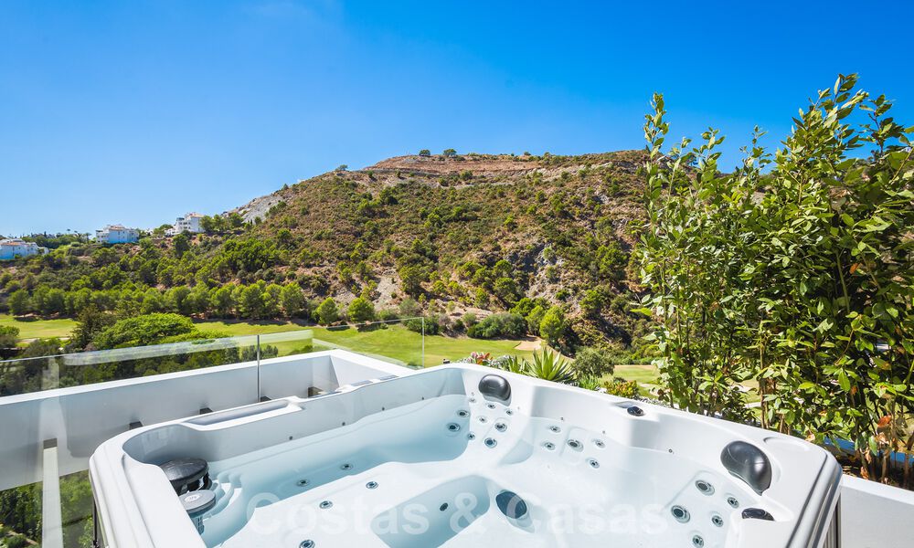 Villa de lujo de diseño en venta en exclusivo complejo cerrado en primera línea de golf con vistas panorámicas en La Quinta, Marbella - Benahavis 59072
