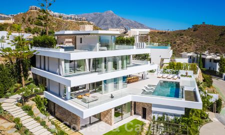 Villa de lujo de diseño en venta en exclusivo complejo cerrado en primera línea de golf con vistas panorámicas en La Quinta, Marbella - Benahavis 59074