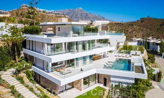 Villa de lujo de diseño en venta en exclusivo complejo cerrado en primera línea de golf con vistas panorámicas en La Quinta, Marbella - Benahavis 59074 