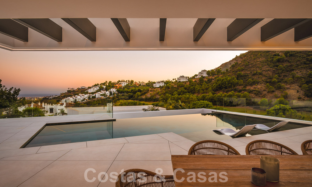 Villa de lujo de diseño en venta en exclusivo complejo cerrado en primera línea de golf con vistas panorámicas en La Quinta, Marbella - Benahavis 59076