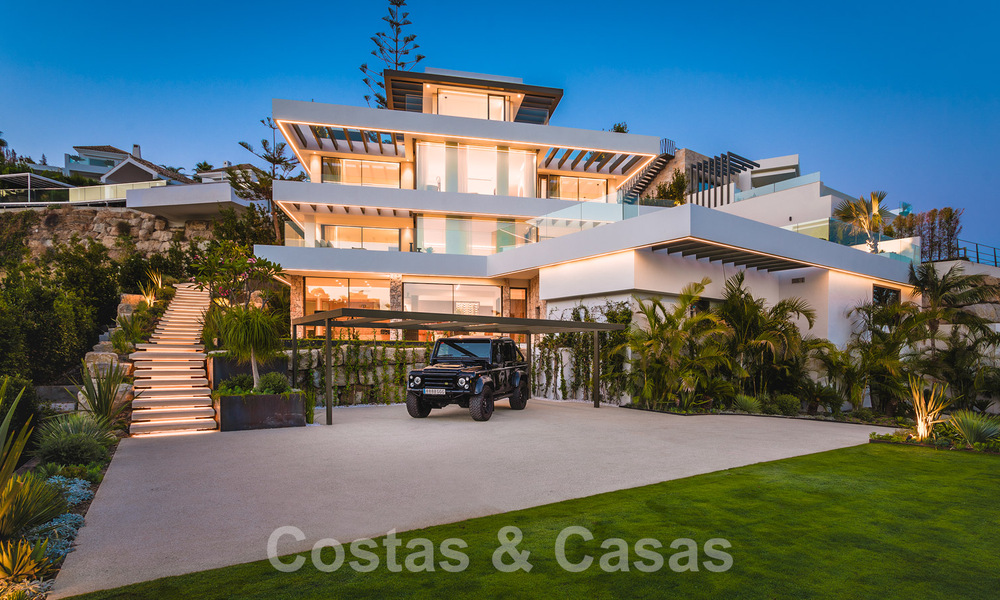 Villa de lujo de diseño en venta en exclusivo complejo cerrado en primera línea de golf con vistas panorámicas en La Quinta, Marbella - Benahavis 59077
