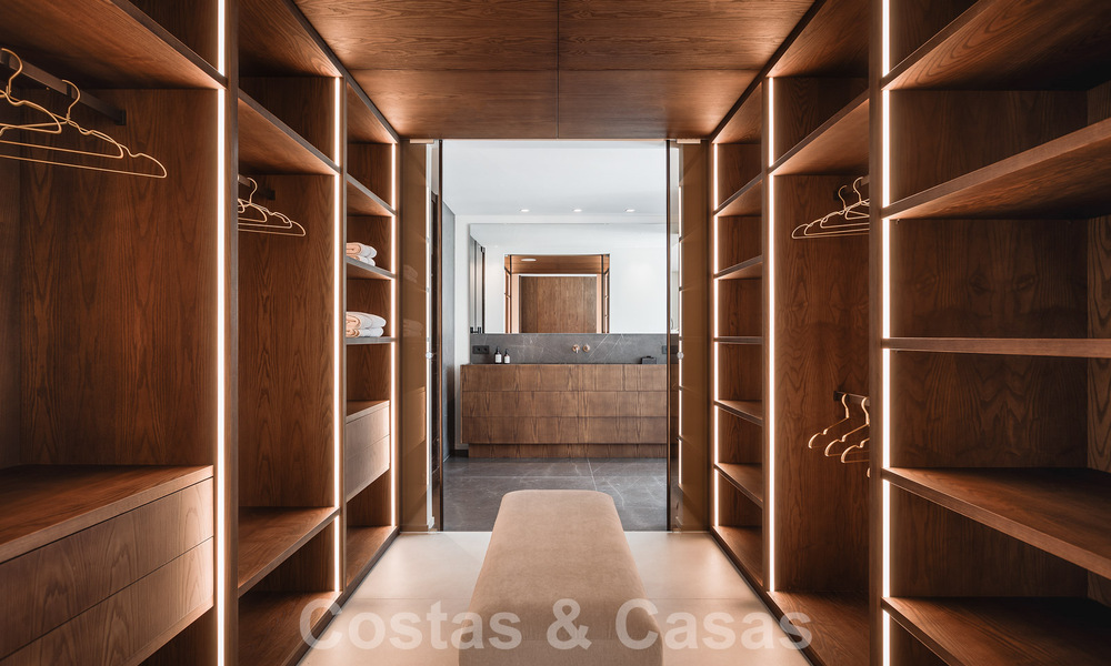 Villa de lujo de diseño en venta en exclusivo complejo cerrado en primera línea de golf con vistas panorámicas en La Quinta, Marbella - Benahavis 59083
