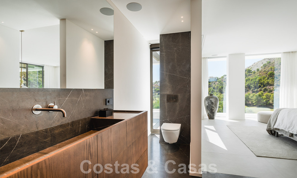 Villa de lujo de diseño en venta en exclusivo complejo cerrado en primera línea de golf con vistas panorámicas en La Quinta, Marbella - Benahavis 59084