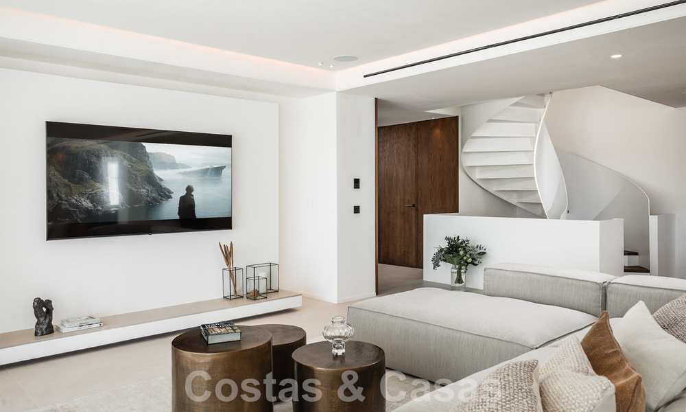 Villa de lujo de diseño en venta en exclusivo complejo cerrado en primera línea de golf con vistas panorámicas en La Quinta, Marbella - Benahavis 59087