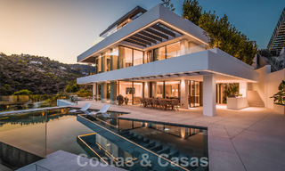 Villa de lujo de diseño en venta en exclusivo complejo cerrado en primera línea de golf con vistas panorámicas en La Quinta, Marbella - Benahavis 59099 