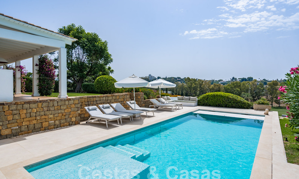 Villa de lujo andaluza con encanto atemporal en venta en primera línea de golf en Benahavis - Marbella 58833