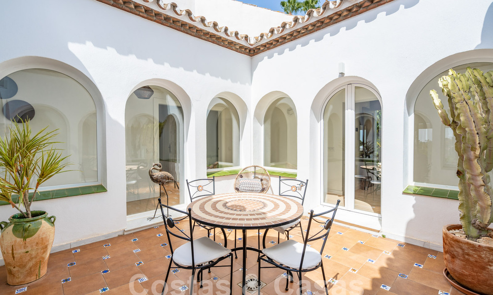 Villa de lujo andaluza con encanto atemporal en venta en primera línea de golf en Benahavis - Marbella 58861