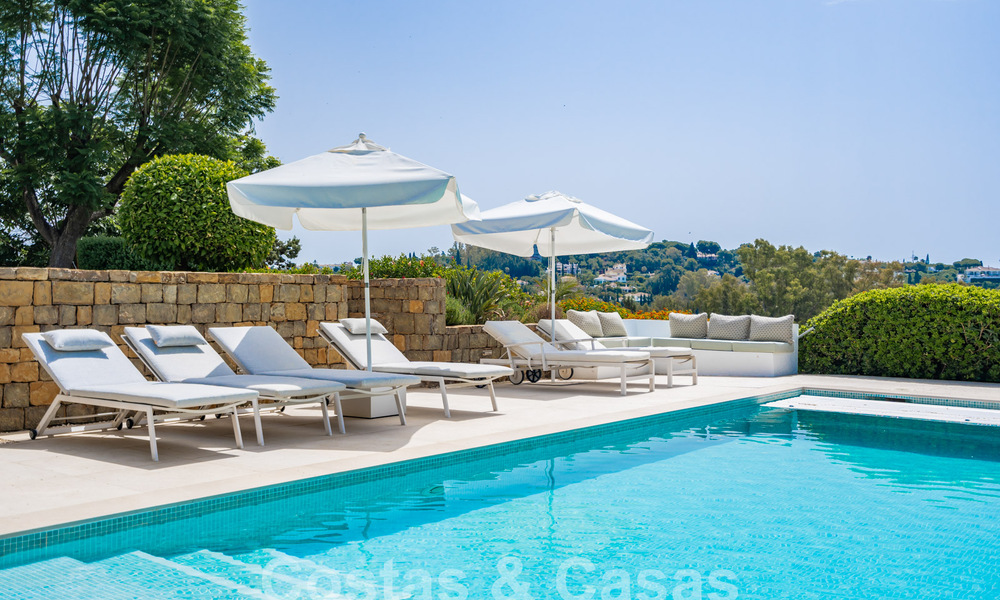 Villa de lujo andaluza con encanto atemporal en venta en primera línea de golf en Benahavis - Marbella 58868