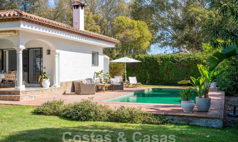 Villa tradicional de una sola planta en venta, cerca de la playa en la Nueva Milla de Oro, Marbella - Estepona 58885