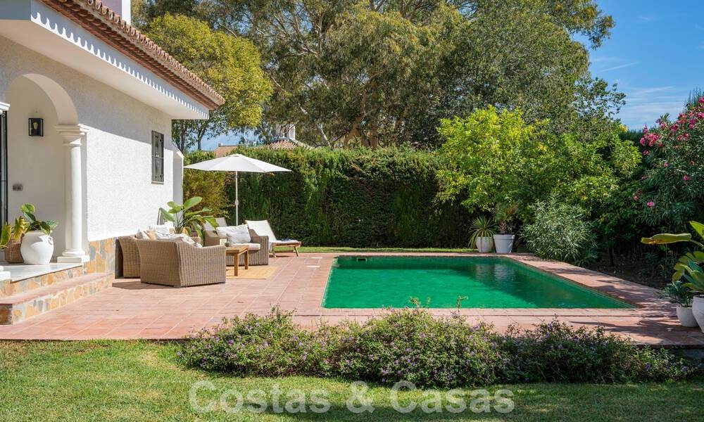 Villa tradicional de una sola planta en venta, cerca de la playa en la Nueva Milla de Oro, Marbella - Estepona 58892