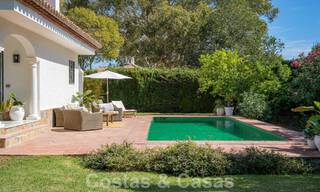 Villa tradicional de una sola planta en venta, cerca de la playa en la Nueva Milla de Oro, Marbella - Estepona 58892 