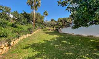 Villa en venta con gran jardín cerca de servicios en Marbella Este 58912 