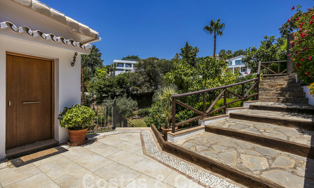 Villa en venta con gran jardín cerca de servicios en Marbella Este 58915