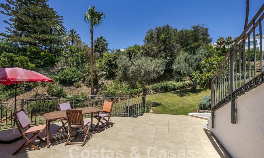 Villa en venta con gran jardín cerca de servicios en Marbella Este 58918