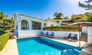 Villa en venta con gran jardín cerca de servicios en Marbella Este 58920 