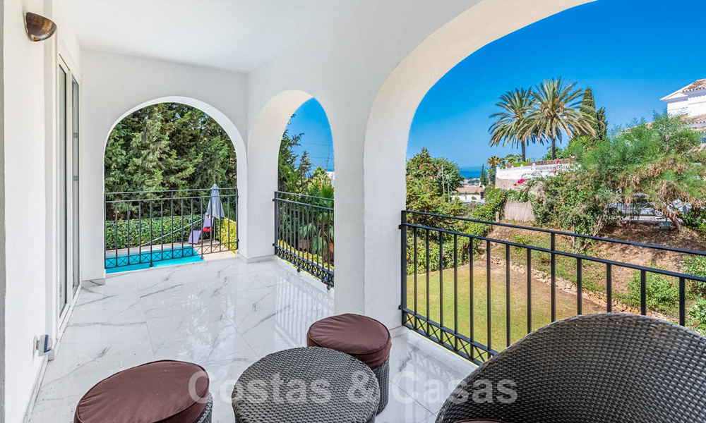 Villa en venta con gran jardín cerca de servicios en Marbella Este 58923