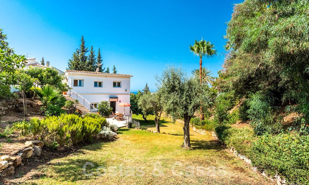 Villa en venta con gran jardín cerca de servicios en Marbella Este 58927