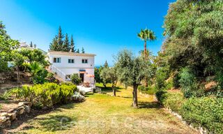 Villa en venta con gran jardín cerca de servicios en Marbella Este 58927 
