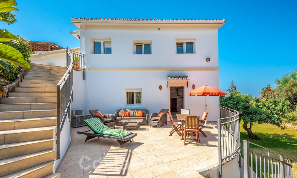 Villa en venta con gran jardín cerca de servicios en Marbella Este 58928